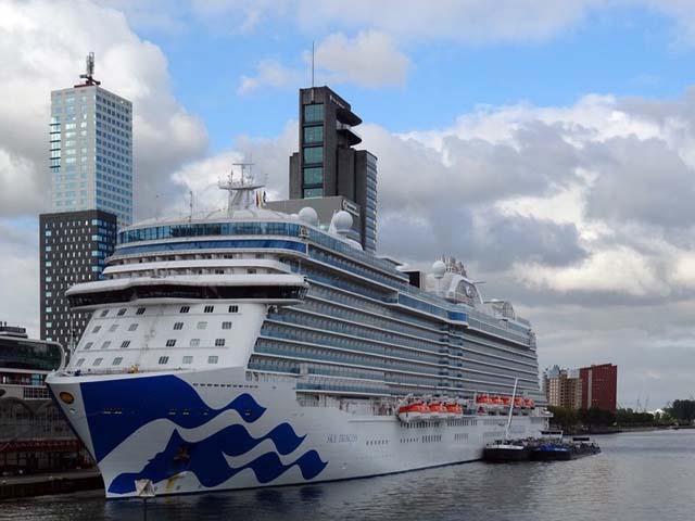Cruiseschip ms Sky Princess van Princess Cruises aan de Cruise Terminal Rotterdam